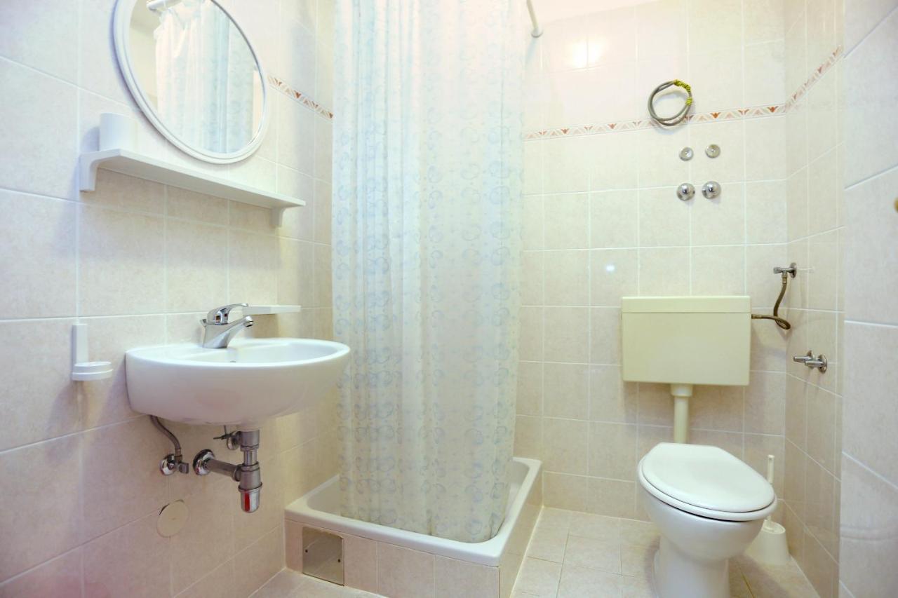Family Friendly Seaside Apartments Razanj, Rogoznica - 10373 Exterior foto